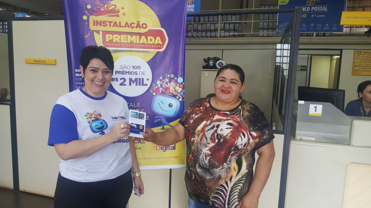 A gerente regional da Seja Digital Daniela Honório e a ganhadora de Guaíra, Maria Vanuza Barbosa 